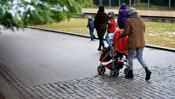 Няни гуляют с детьми в одном из тбилисских парков - Sputnik Грузия