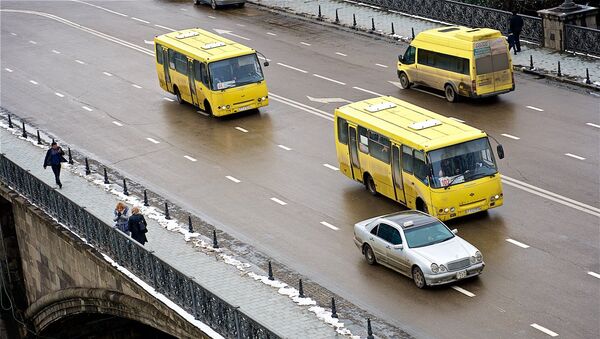 Желтые пассажирские автобусы на улицах столицы Грузии - Sputnik Грузия