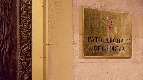 Табличка у входа в здание Патриархии Грузии - Sputnik Грузия