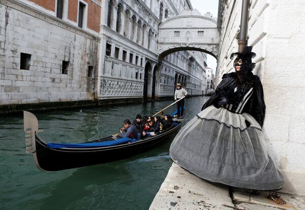 Венецианский карнавал открывается старейшим венецианским праздником - Festa delle Marie, который посвящён освобождению венецианских девушек, похищенных пиратами из Истрии. - Sputnik Грузия