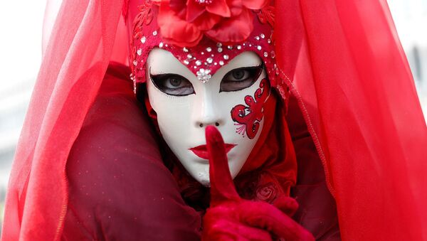 Участница Венецианского карнавала в маске - Sputnik Грузия