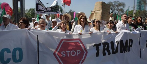 მეხიკოში ტრამპის წინააღმდეგ გამართულ საპროტესტო აქციაზე ათასობით ადამიანი გამოვიდა მეხიკოში ტრამპის წინააღმდეგ გამართულ საპროტესტო აქციაზე ათასობით ადამიანი გამოვიდა - Sputnik საქართველო