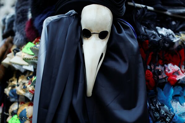 Карнавальные маски в магазине в Венеции во время проведения карнавала - Sputnik Грузия