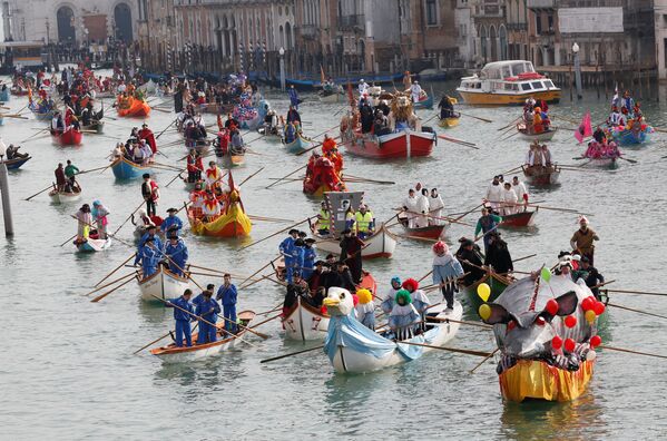 Участники Венецианского карнавала плывут на лодках по Большому каналу, участвуя в праздничном параде - Sputnik Грузия