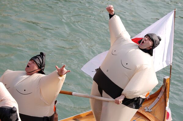 Участники Венецианского карнавала в костюмах борцов сумо, во время праздничного парада по Большому каналу в Венеции - Sputnik Грузия