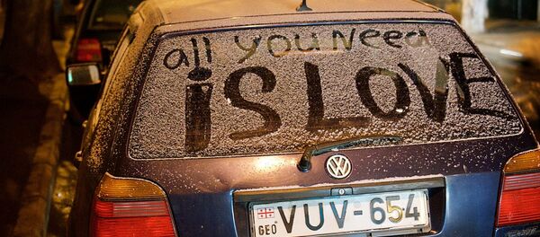 All You Need Is Love - надпись на машине на одной из тбилисских улиц - Sputnik Грузия