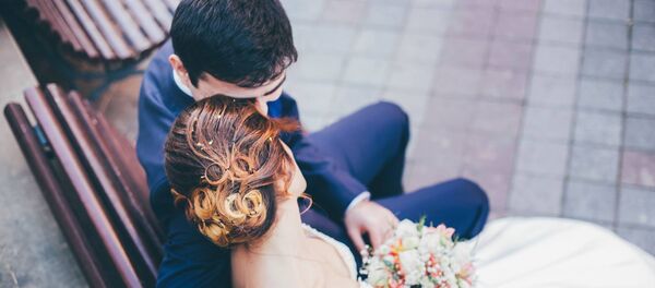 Молодожены на скамейке в одном из тбилисских парков Молодожены на скамейке в одном из тбилисских парков - Sputnik Грузия