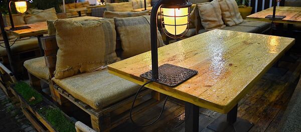 ერთ-ერთი თბილისური ღია კაფე წვიმის დროს - Sputnik საქართველო