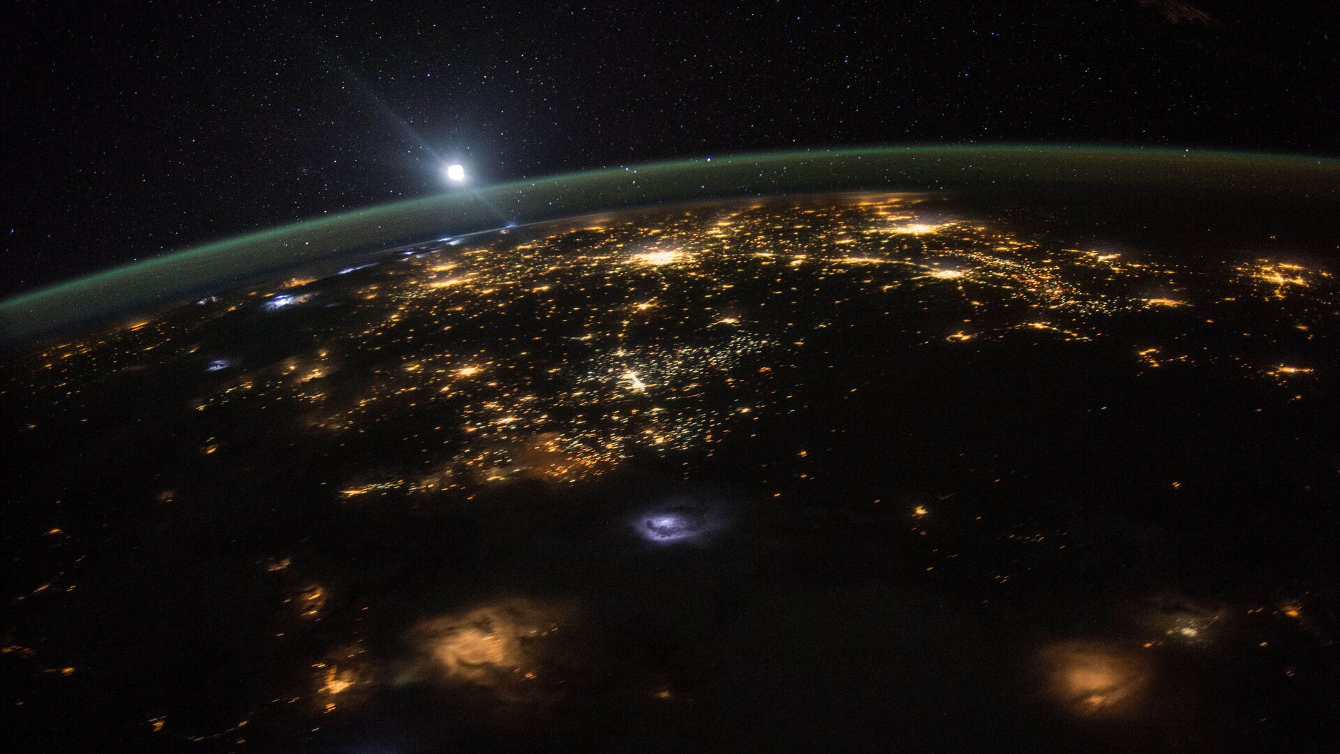 Ночная Земля: вид на восход солнца над поверхностью планеты из космоса с международной космической станции, на высоте более 350 км над поверхностью Земли - Sputnik Грузия, 1920, 28.12.2021