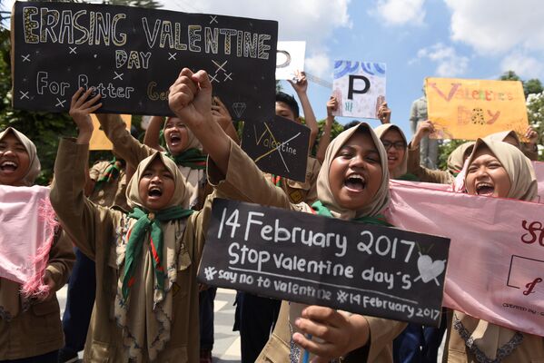 Студенты-мусульмане протестуют против празднования Дня Святого Валентина в городе Сурабая, Индонезия - Sputnik Грузия