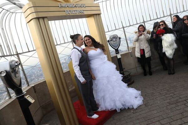 Криста Оуэнс и Даниэлла Рено сочетаются браком в День Святого Валентина на крыше небоскреба Empire State Building в Нью-Йорке, США - Sputnik Грузия