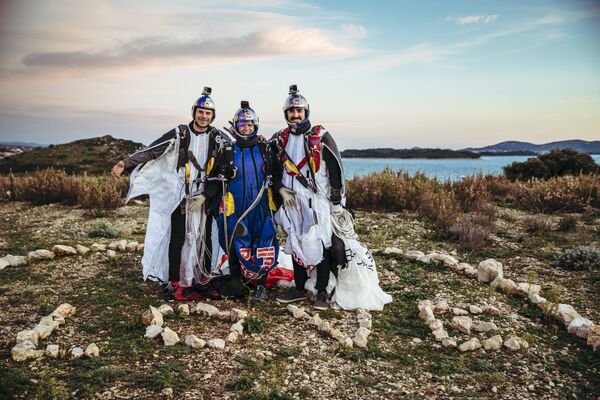 Участники экстремального шоу Red Bull Марко Фуэрст, Марко Волтеншпигель и Ами Чмелески после приземления на остров Галешняк в Хорватии. Участники шоу совершили полет с помощью специальных воздушных костюмов - Sputnik Грузия