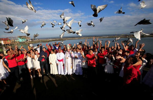 Молодожены выпускают в воздух голубей после завершения церемонии массового бракосочетания в День Святого Валентина в городе Кавите (к югу от Манилы), Филиппины - Sputnik Грузия
