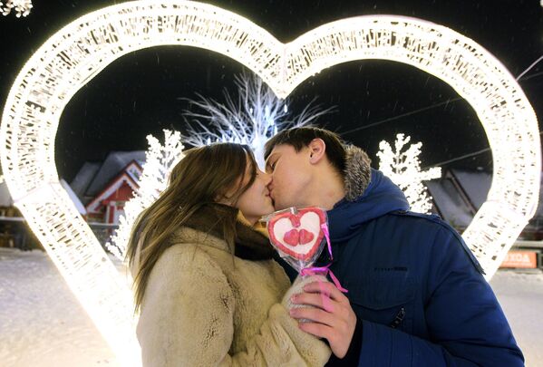 Влюбленные целуются в День Святого Валентина на Аллее влюбленных в городе Казань, Россия - Sputnik Грузия