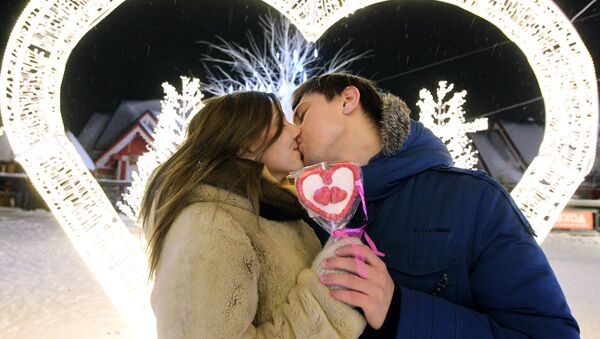 Влюбленные целуются в День святого Валентина на Аллее влюбленных в городе Казань, Россия - Sputnik Грузия