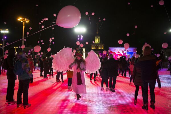 Молодые люди устроили праздничный флешмоб в День Святого Валентина в центре Москвы, Россия, запустив в воздух красные надувные шары - Sputnik Грузия
