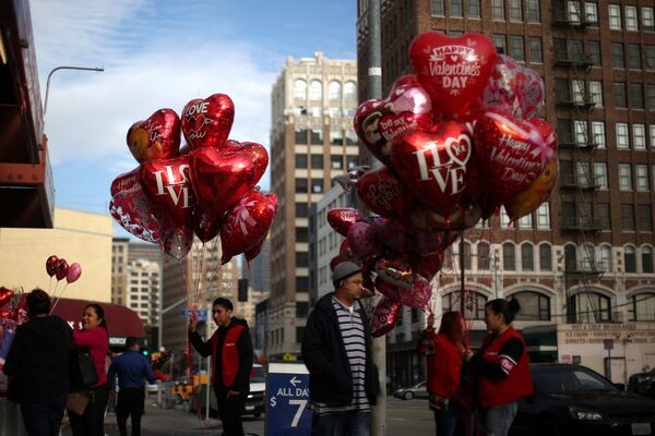 Торговцы продают воздушные шары в форме сердца в День Святого Валентина на улицах Лос-Анжелеса, США - Sputnik Грузия
