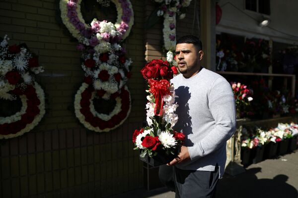 Мужчина спешит с цветами к своей возлюбленной в День Святого Валентина, Лос-Анжелес, США - Sputnik Грузия