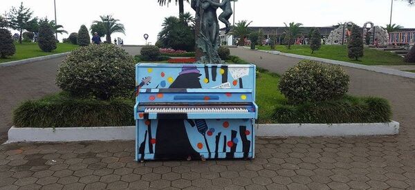 Разрисованное пианино на Батумском бульваре - Sputnik Грузия