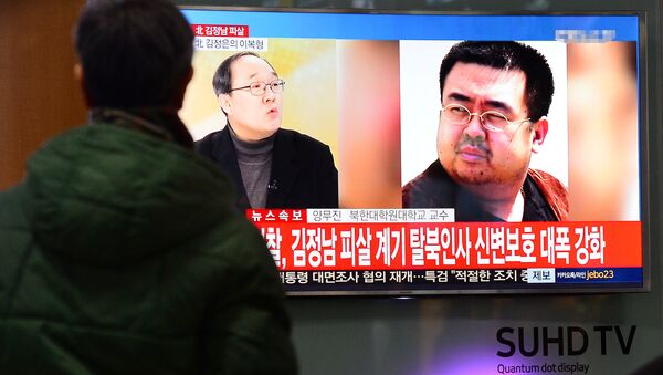 Люди смотрят новости об убийстве Ким Чен Нама, старшего брата северокорейского лидера Ким Чен Ына, на вокзале в Сеуле, Южная Корея - Sputnik Грузия