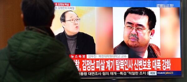 Люди смотрят новости об убийстве Ким Чен Нама, старшего брата северокорейского лидера Ким Чен Ына, на вокзале в Сеуле, Южная Корея - Sputnik Грузия