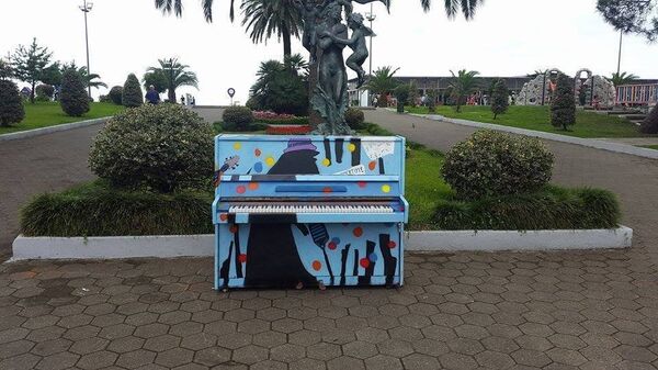 მოხატული პიანინო ბათუმის ბულვარში მოხატული პიანინო ბათუმის ბულვარში - Sputnik საქართველო