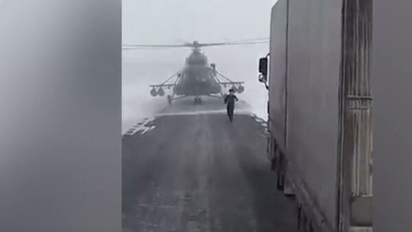 Вертолет перегородил трассу в Казахстане, сев на дорогу из-за бурана - Sputnik Грузия
