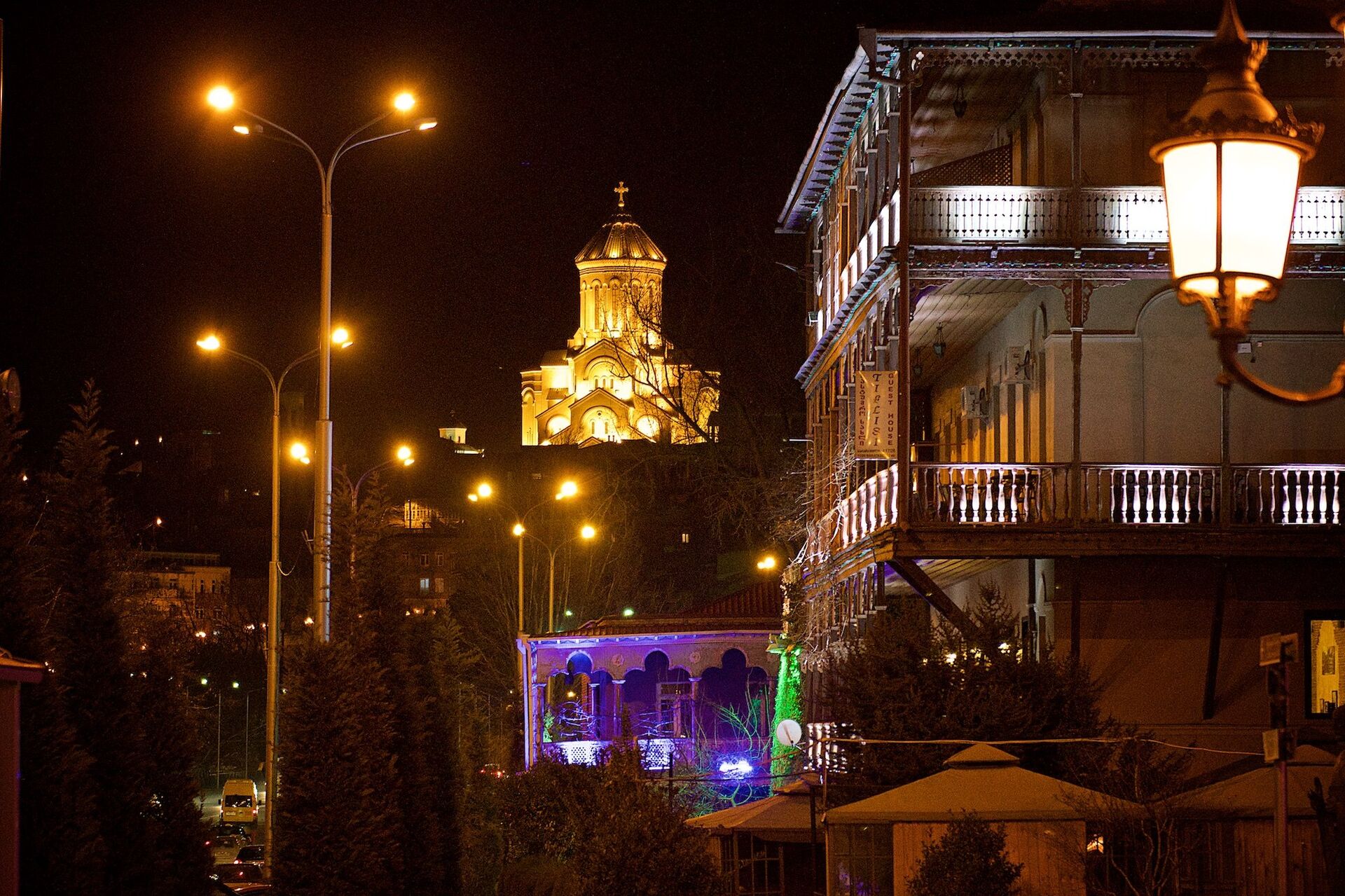 Вид на старый Тбилиси и храм Святой Троицы Самеба ночью - Sputnik Грузия, 1920, 17.11.2021