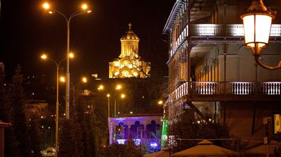 Вид на старый Тбилиси и храм Святой Троицы Самеба ночью