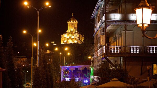 Вид на старый Тбилиси и храм Святой Троицы Самеба ночью - Sputnik Грузия