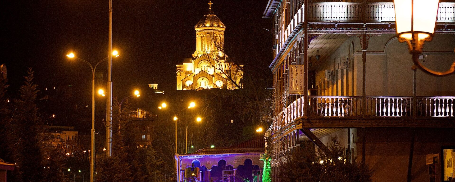 Вид на старый Тбилиси и храм Святой Троицы Самеба ночью - Sputnik Грузия, 1920, 15.02.2021