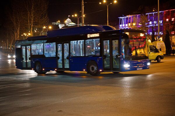 Новый пассажирский автобус на одной из улиц в центре Тбилиси Новый пассажирский автобус на одной из улиц в центре Тбилиси - Sputnik Грузия
