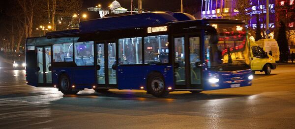 Новый пассажирский автобус на одной из улиц в центре Тбилиси - Sputnik Грузия