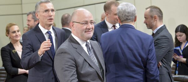 Министр обороны Грузии Леван Изория и Генеральный секретарь НАТО Йенс Столтенберг в Брюсселе - Sputnik Грузия