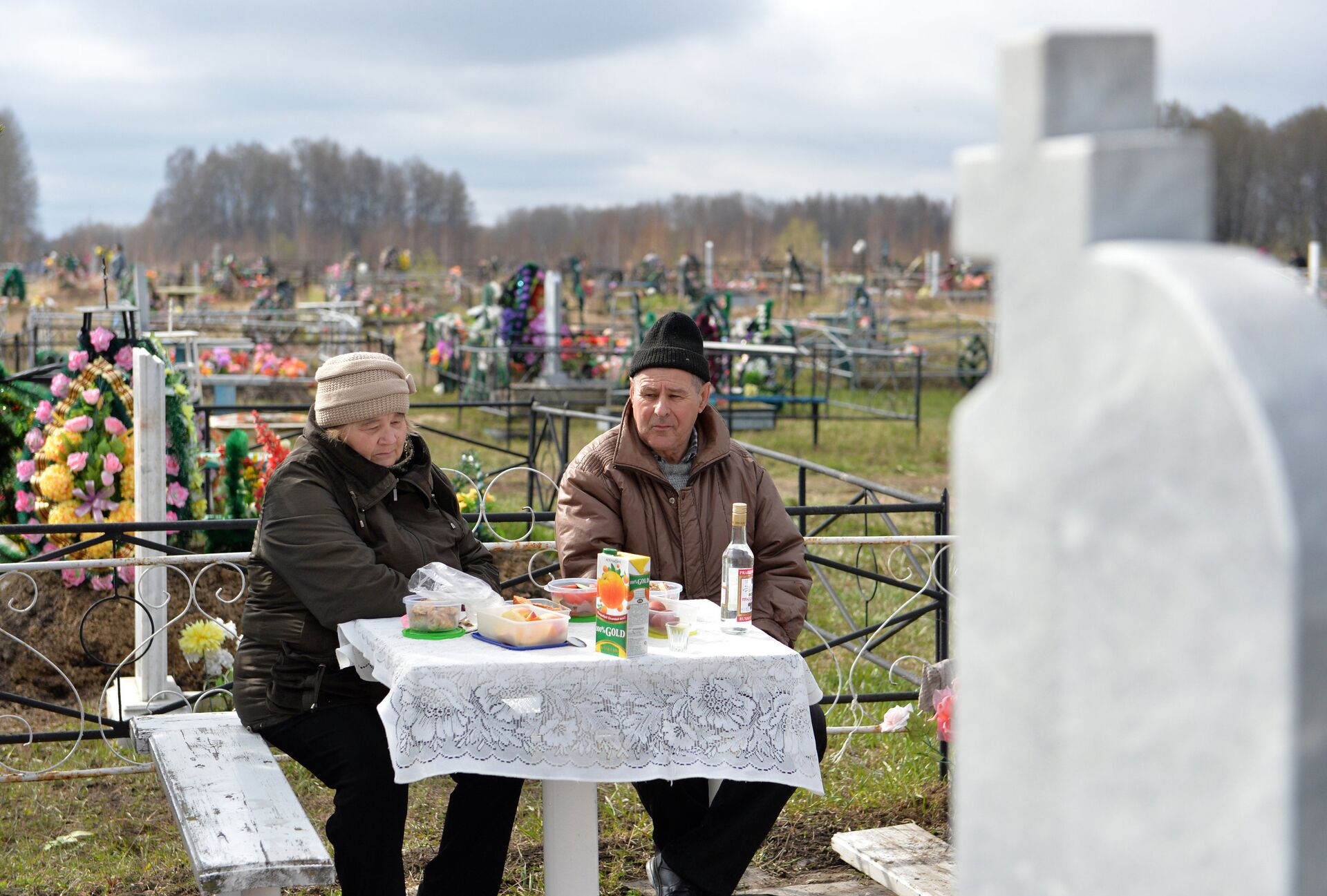 Родственники поминают усопших на кладбище - Sputnik Грузия, 1920, 02.05.2022