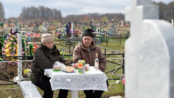 Родственники поминают усопших на кладбище - Sputnik Грузия