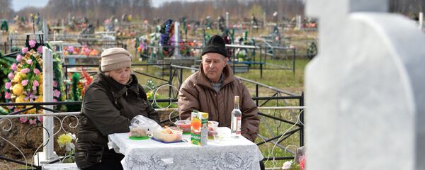 Родственники поминают усопших на кладбище - Sputnik Грузия