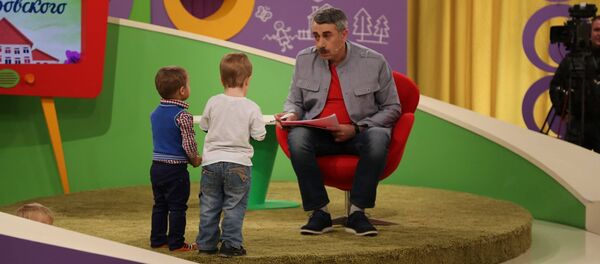 დოქტორი ევგენი კომაროვსკი თავის სკოლაში პატარა პაციენტებთან ერთად - Sputnik საქართველო