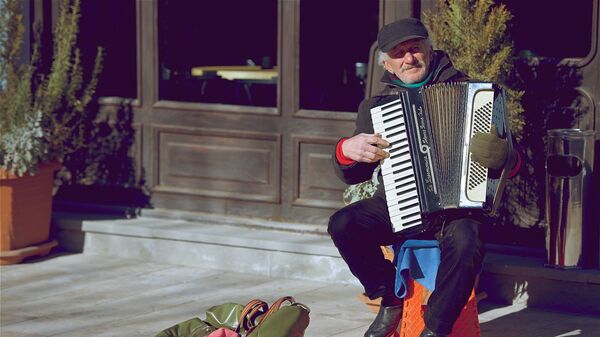 Пожилой уличный музыкант с аккордеоном на одной из тбилисских улиц - Sputnik Грузия