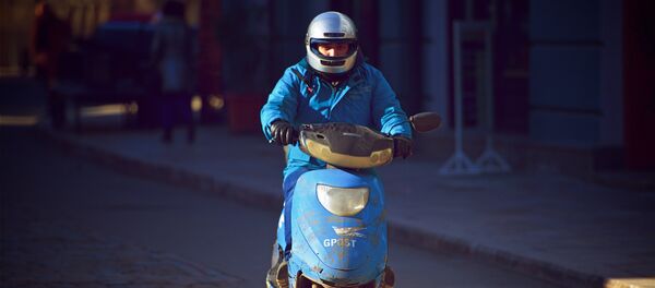 Курьер Почты Грузии на скутере доставляет письма Курьер Почты Грузии на скутере доставляет письма - Sputnik Грузия