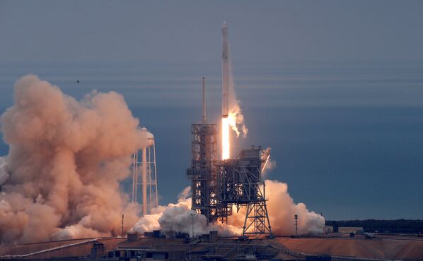 რაკეტმზიდი Falcon 9 კოსმოსურ ხომალდ Dragon-თან ერთად აფრინდა კოსმოსურ სადგურზე ტვირთის გადასატანად - Sputnik საქართველო