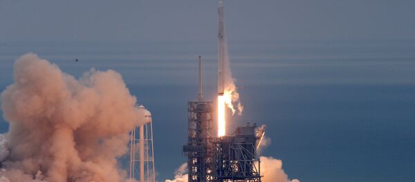 Ракета-носитель Falcon 9 с космическим кораблем Dragon стартовала с мыса Канаверал для доставки груза для МКС - Sputnik Грузия