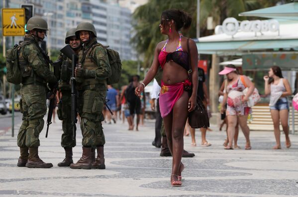 В Бразилии идет подготовка к ежегодному карнавалу. В этом году порядок во время мероприятия будут обеспечивать девять тысяч военнослужащих. На фото - бразильские военные патрулируют площадь у пляжа Копакобана - Sputnik Грузия