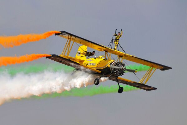 На военно-воздушной базе в Бангалоре прошла авиационно-космическая выставка Aero India 2017, в которой приняли участие 270 компаний из Индии и еще 279 из 30 других стран. На фото - участники скандинавской пилотажной группы Skycat Wingwalkers на открытии выставки - Sputnik Грузия