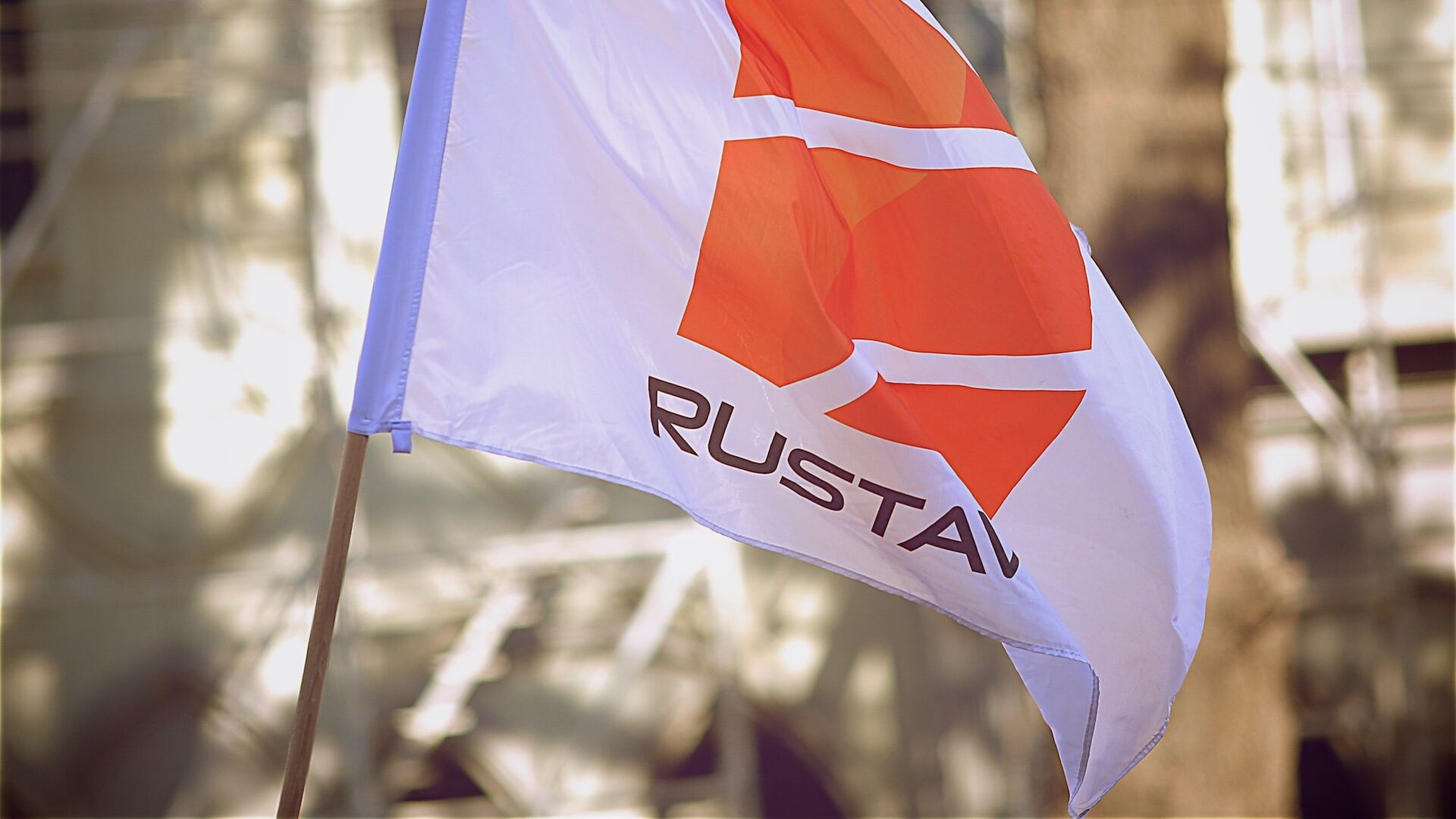 Флаг с логотипом компании Рустави 2 на акции в поддержку телекомпании - Sputnik Грузия, 1920, 20.05.2022