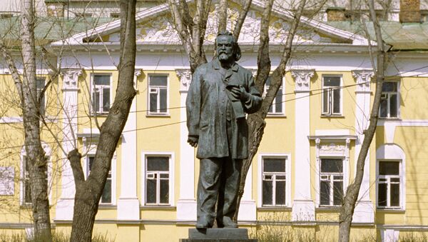 Памятник Александру Герцену напротив Литературного института на Тверском бульваре - Sputnik Грузия