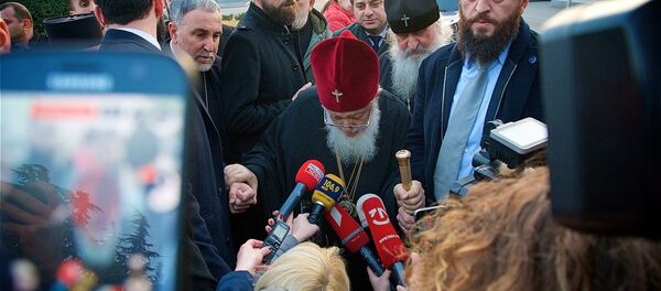 Католикос-Патриарх Всея Грузии Илия Второй беседует с журналистами в тбилисском аэропорту Католикос-Патриарх Всея Грузии Илия Второй беседует с журналистами в тбилисском аэропорту - Sputnik Грузия