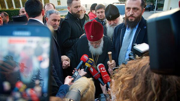 Католикос-Патриарх Всея Грузии Илия Второй беседует с журналистами в тбилисском аэропорту - Sputnik Грузия