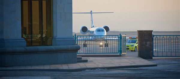 Сотни верующих встретили Илию Второго в тбилисском аэропорту - Sputnik Грузия