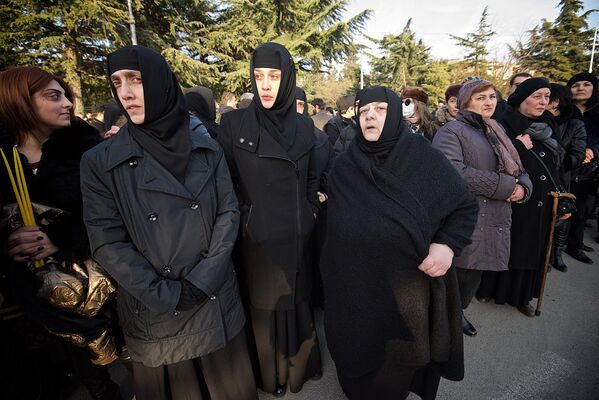 Среди тех, кто встречал Патриарха Илию II, были верующие женщины в монашеских одеяниях - Sputnik Грузия